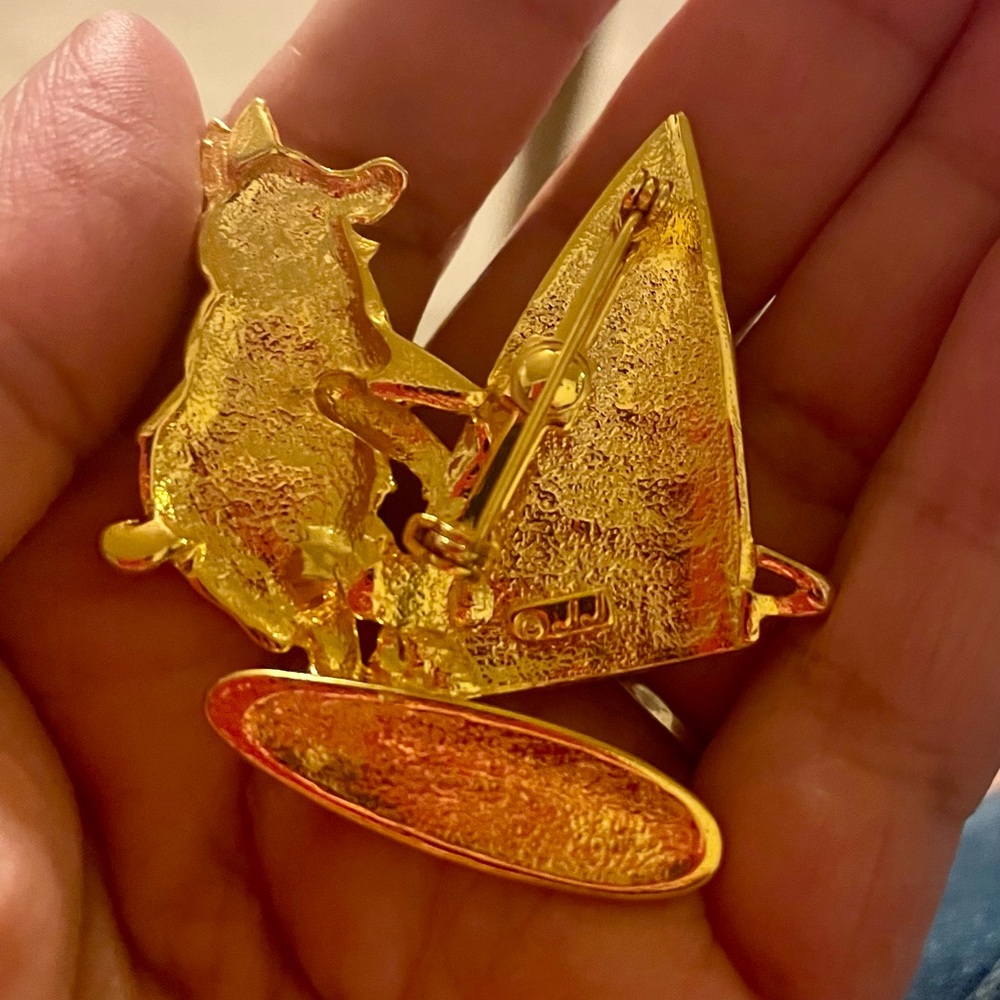 Gold Pig Windsurfing Brooch Pin - Picture 3 of 3
